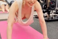 吃瓜# 抖音美女在健身房练瑜伽 太性感了