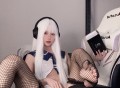 #老婆闺蜜 穿着性感的渔网丝袜打游戏，真想插入她的下面，在家太骚了