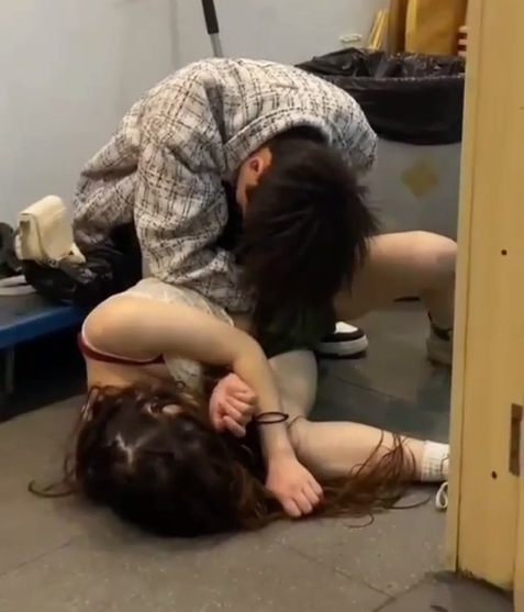 吃瓜# 喝醉了，趁机 扣逼 #醉酒 #咸猪手 请你不要到处扣扣  第1张