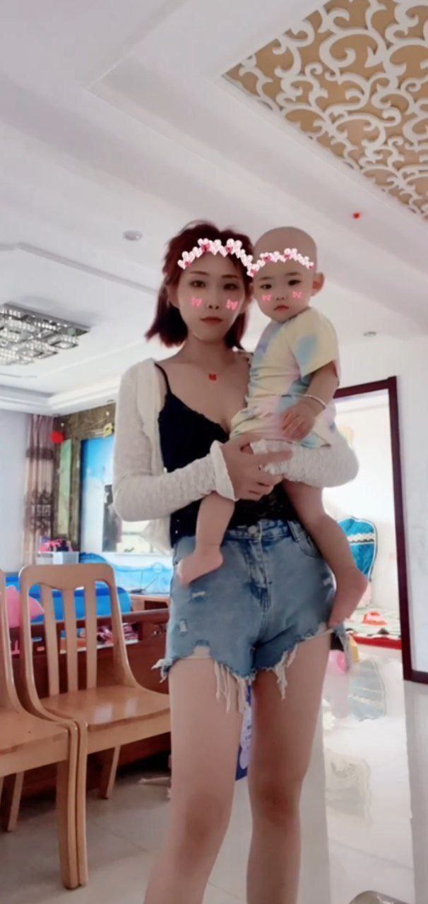 #吃瓜 刚结婚一年多的少妇宝妈 背着老公跟我在家里约，酒店开房约，车震都玩过，这骚货，越玩越骚  宝妈 车震 人妻 第2张